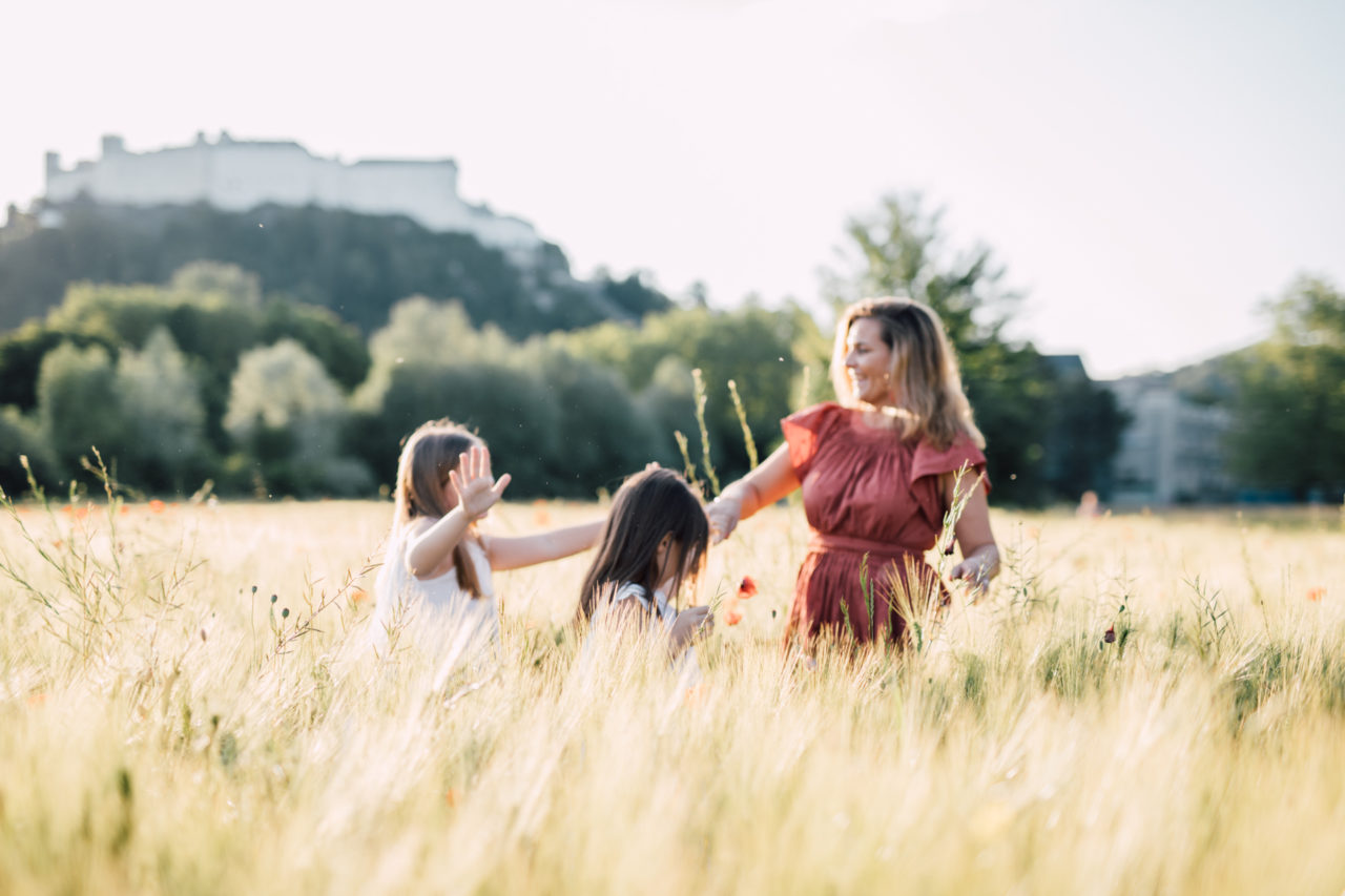 Familie Toifl vor der Festung