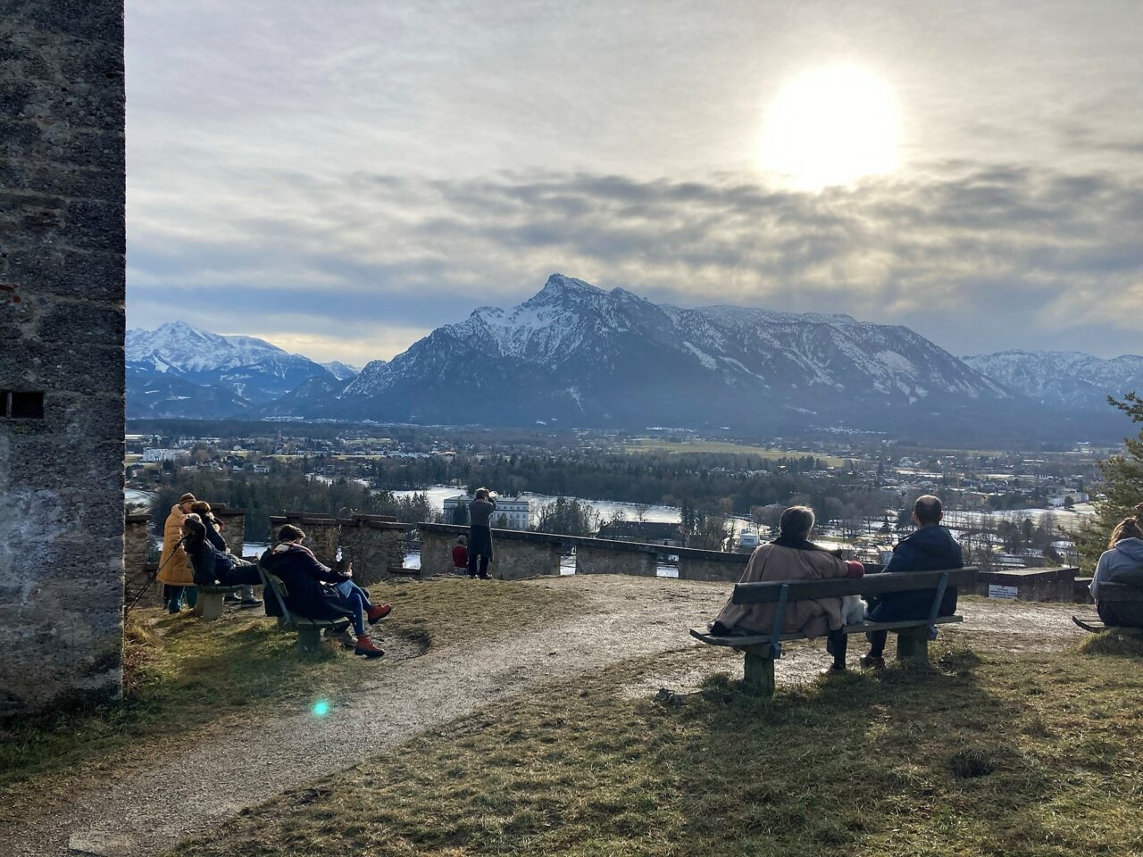 Im Winter auf die Festung spazieren und eine besonders schöne Aussicht auf das schneebedeckte Alpenpanorama genießen.