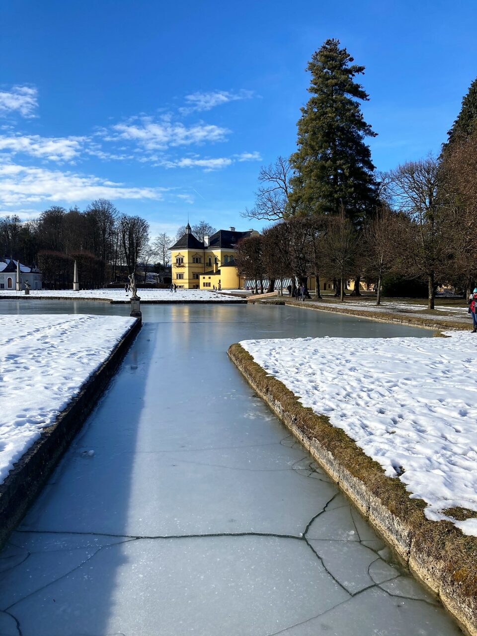 Einer unserer Lieblingsspaziergänge im Winter führt uns zum Schloss Hellbrunn und dem zugehörige Landschaftsgarten.